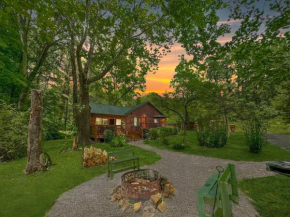 Brookside Cabin with HotTub and FirePit